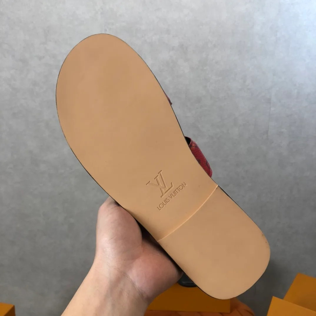 Factory price: 270💰LV counters are selling new brand luxury men's slippers, casual, loose and comfortable. The must-have model in the picture above [Happy][Happy], multiple colors available Size: 38-44, customized 45